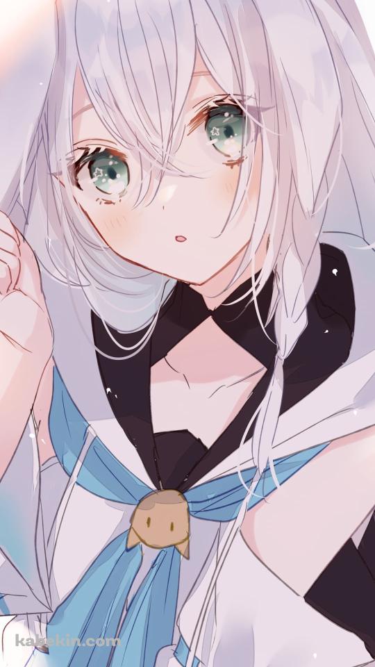 緑の瞳でこちらを見つめる白上フブキ / ホロライブ / バーチャルYouTuberのAndroidの壁紙(540px x 960px) スマホ用