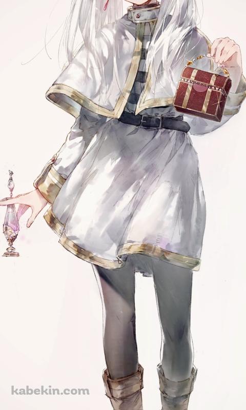 小さな鞄と小瓶を持つフリーレン / 葬送のフリーレンのAndroidの壁紙(480px x 800px) スマホ用