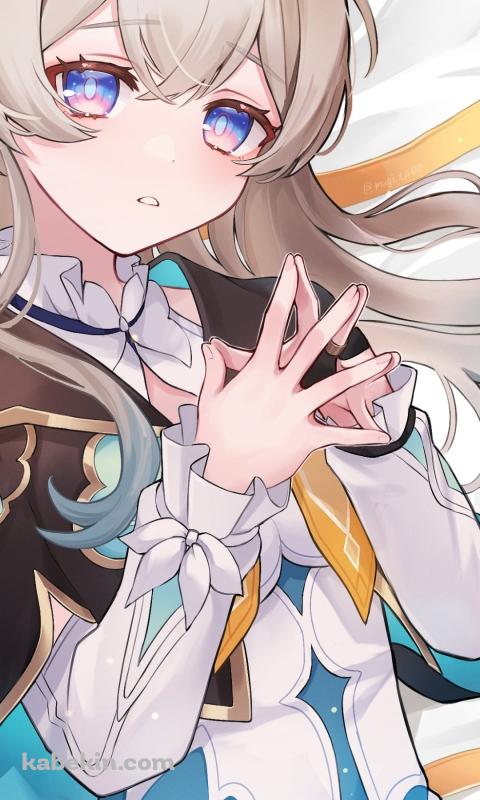 白いシーツの上で両手の指を合わせるホタル / 崩壊:スターレイルのAndroidの壁紙(480px x 800px) スマホ用