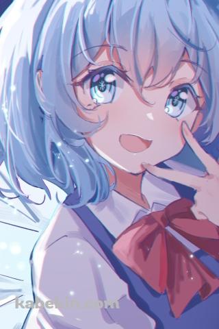 口元でピースをする可愛いチルノ / 東方のAndroidの壁紙(320px x 480px) スマホ用