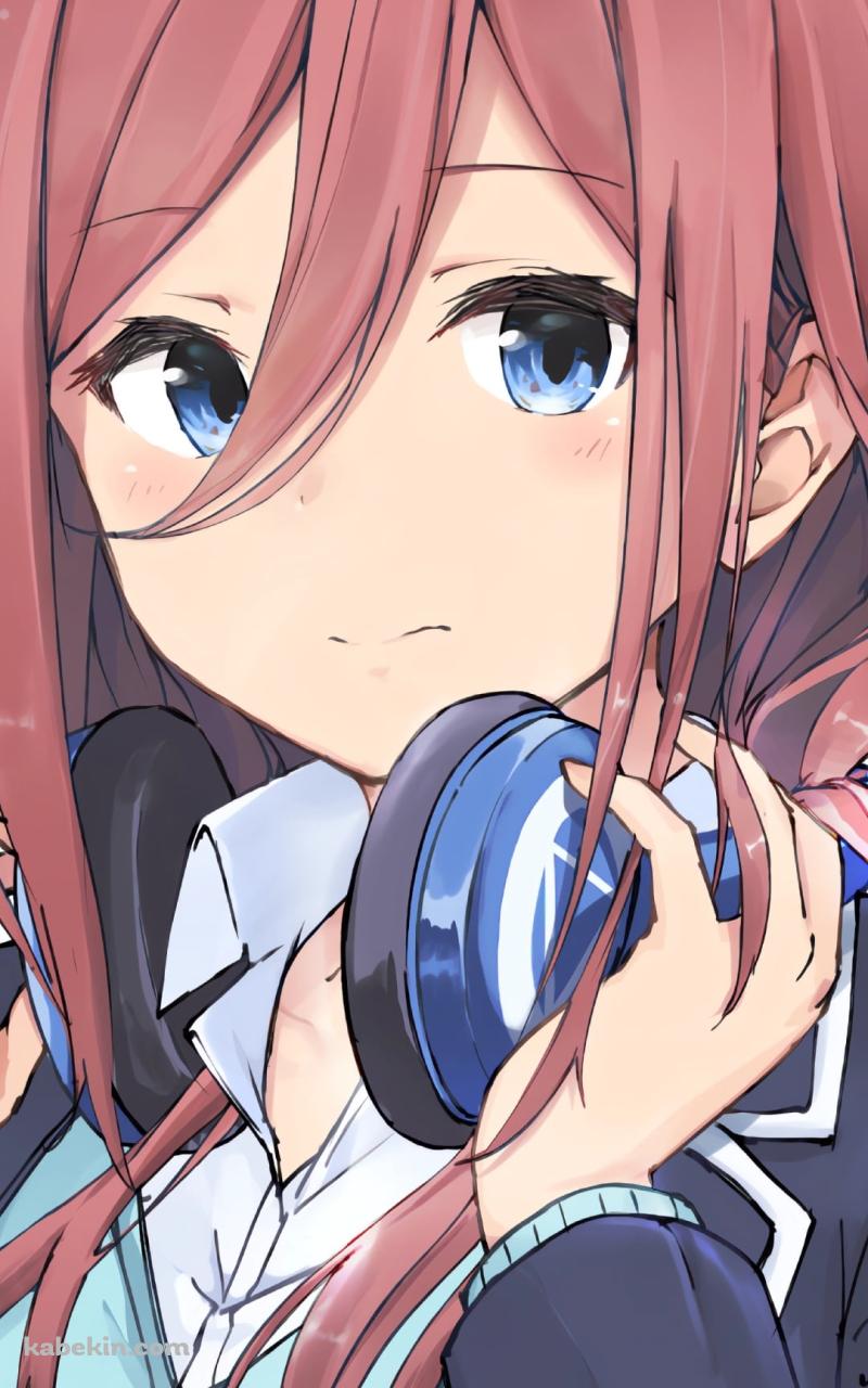 青いヘッドフォンに手をかける中野三玖 / 五等分の花嫁のAndroidの壁紙(800px x 1280px) スマホ用