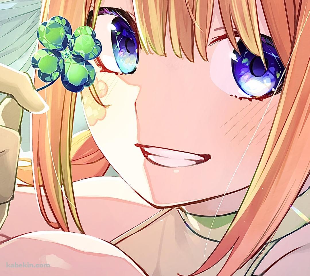 四つ葉のクローバーを持つ可愛い中野四葉 / 五等分の花嫁のAndroidの壁紙(1080px x 960px) スマホ用