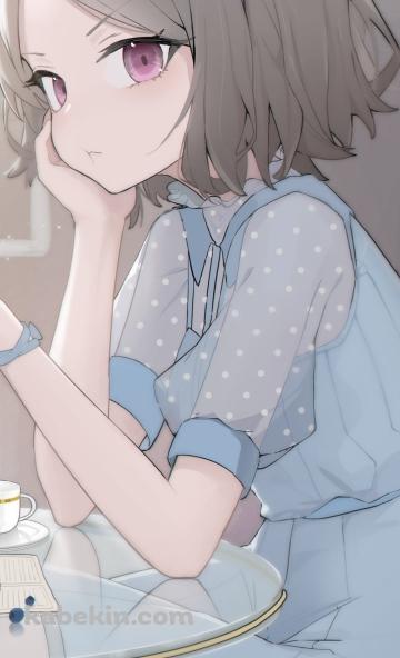 椅子に座って青いケーキを食べる海老塚智 / ガールズバンドクライのAndroidの壁紙(360px x 592px) スマホ用