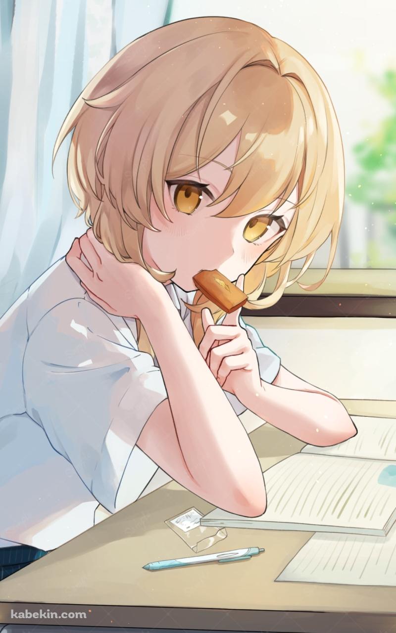 学校の机で勉強しながらクッキーを食べる蛍 / 原神のAndroidの壁紙(800px x 1280px) スマホ用