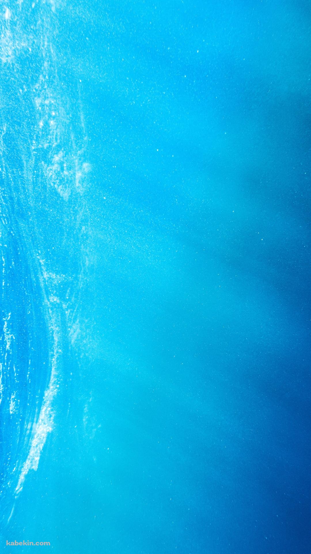 光り射す海の中 / 綺麗 / 水色のAndroidの壁紙(1080px x 1920px) スマホ用