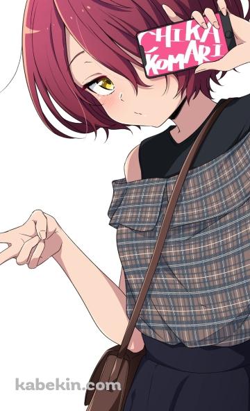 スマホを持ちピースをする小鞠知花 / 負けヒロインが多すぎる!のAndroidの壁紙(360px x 592px) スマホ用