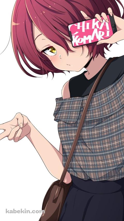 スマホを持ちピースをする小鞠知花 / 負けヒロインが多すぎる!のAndroidの壁紙(480px x 854px) スマホ用