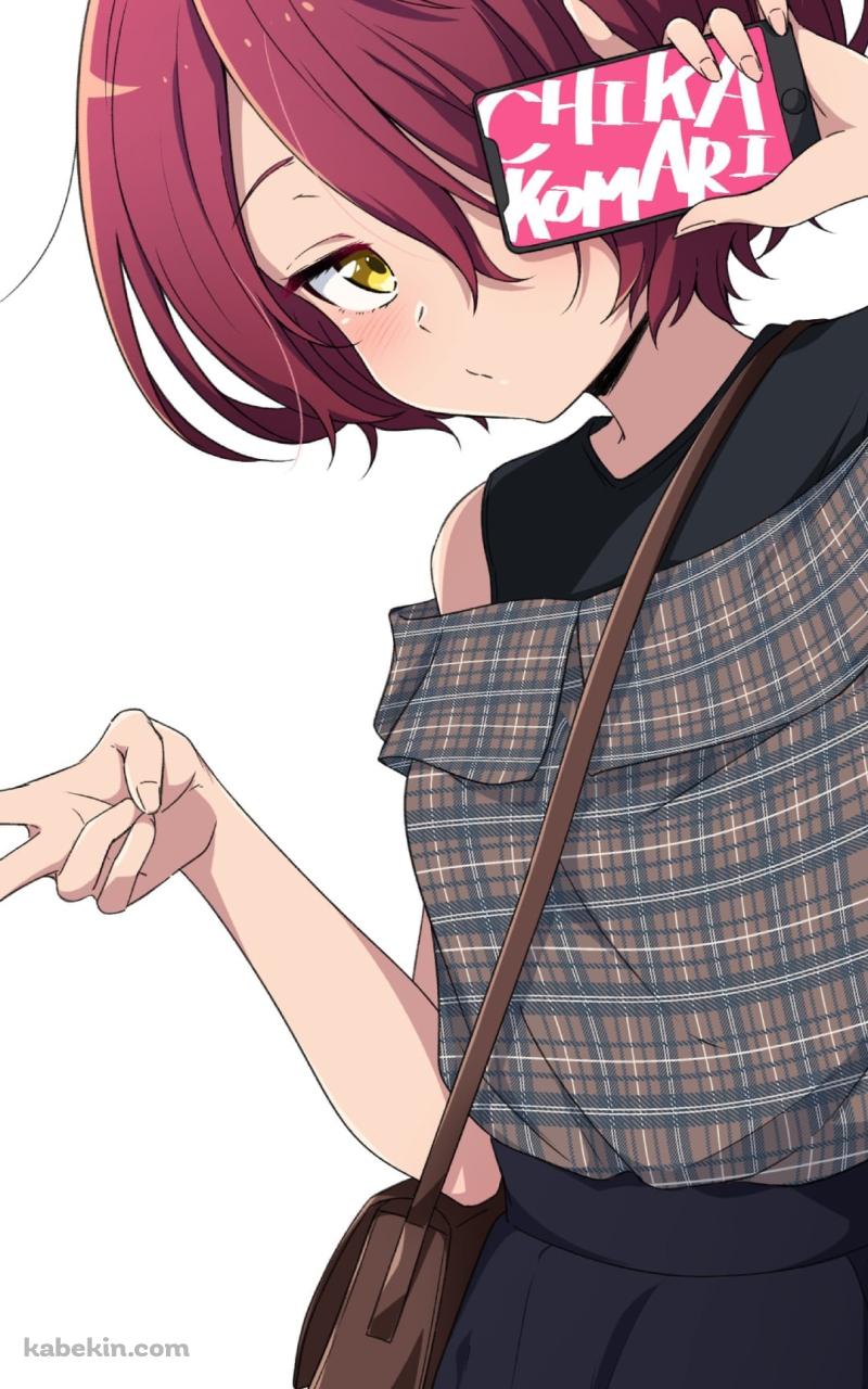 スマホを持ちピースをする小鞠知花 / 負けヒロインが多すぎる!のAndroidの壁紙(800px x 1280px) スマホ用