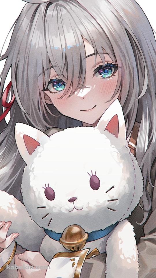 白猫のぬいぐるみを持つアリサ・ミハイロヴナ・九条 / 時々ボソッとロシア語でデレる隣のアーリャさんのAndroidの壁紙(540px x 960px) スマホ用