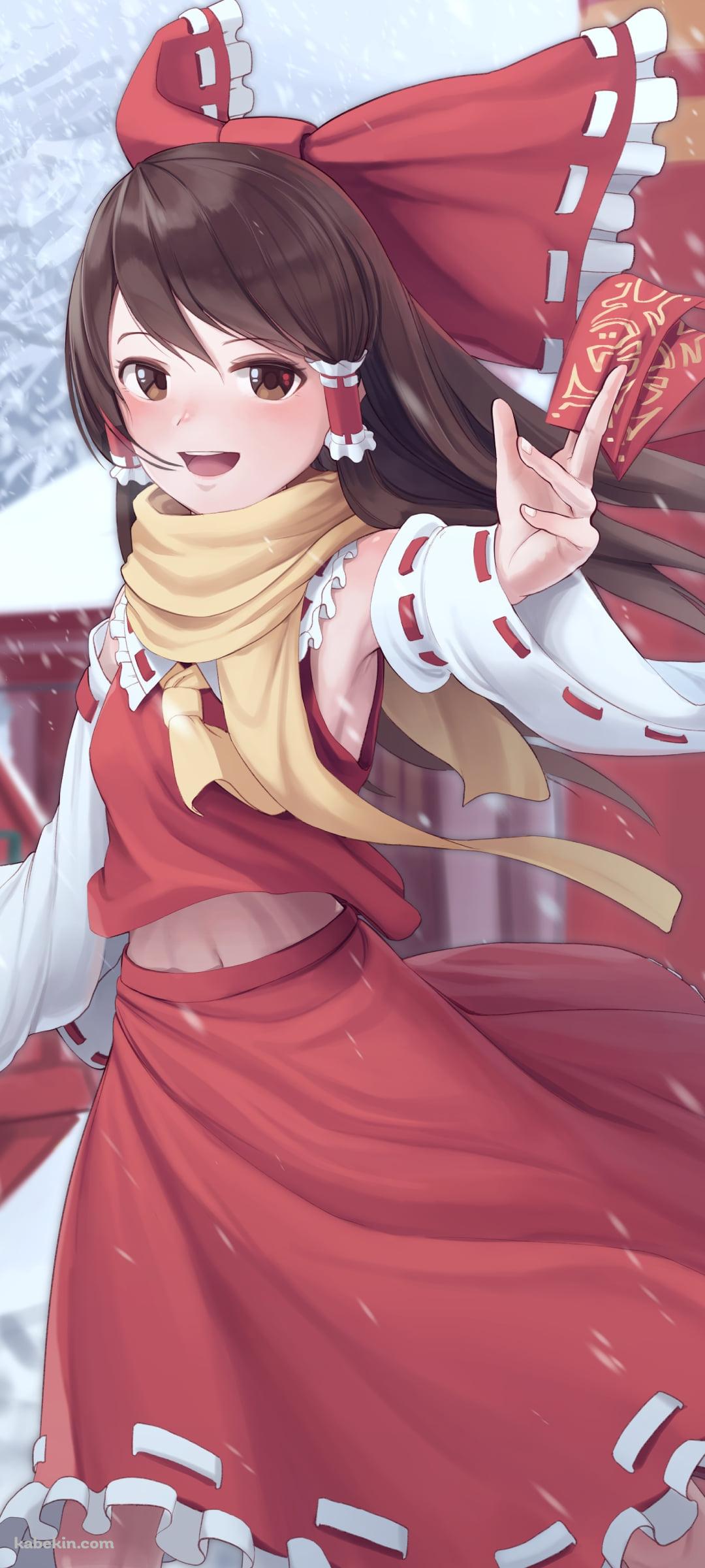 雪の中で赤いお札を持つ博麗霊夢 / 東方のAndroidの壁紙(1080px x 2400px) スマホ用