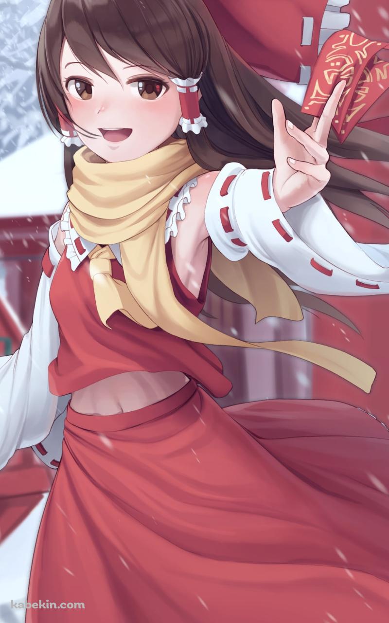 雪の中で赤いお札を持つ博麗霊夢 / 東方のAndroidの壁紙(800px x 1280px) スマホ用