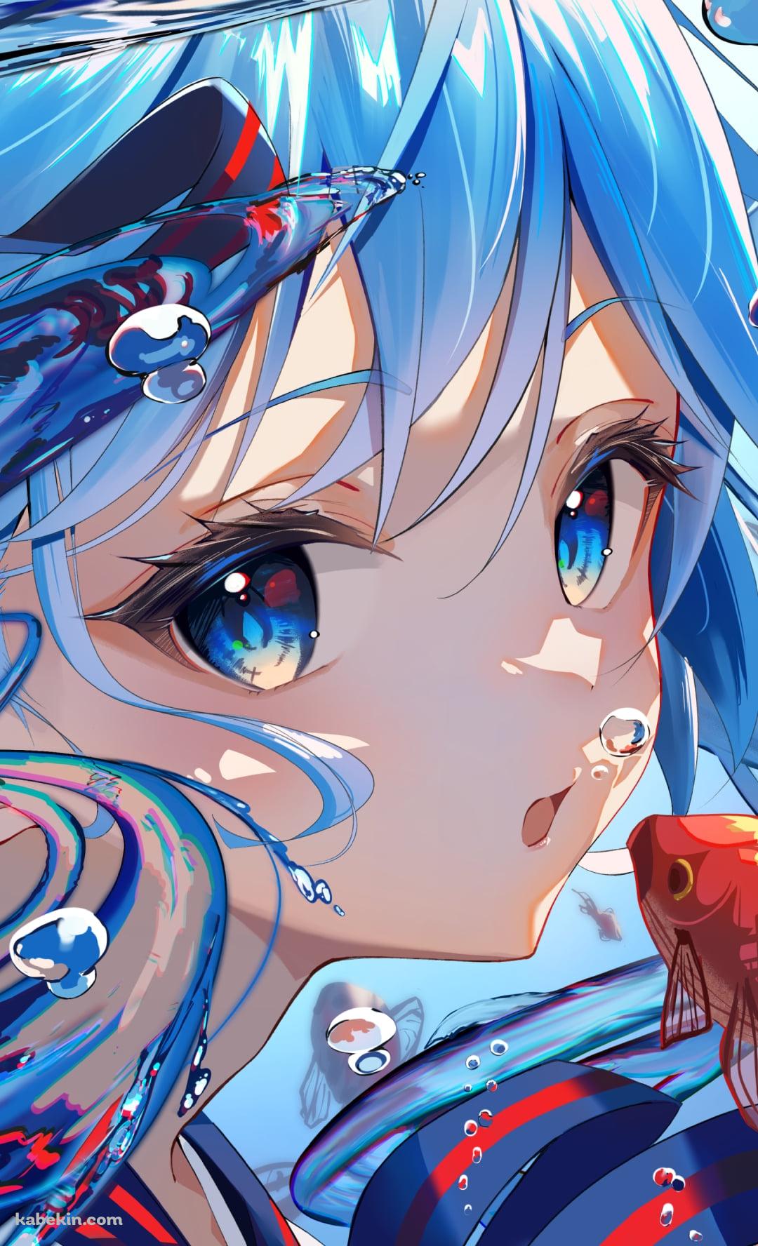 赤い金魚とこちらを見つめるボトルミク / 初音ミク / ボーカロイドのAndroidの壁紙(1080px x 1776px) スマホ用