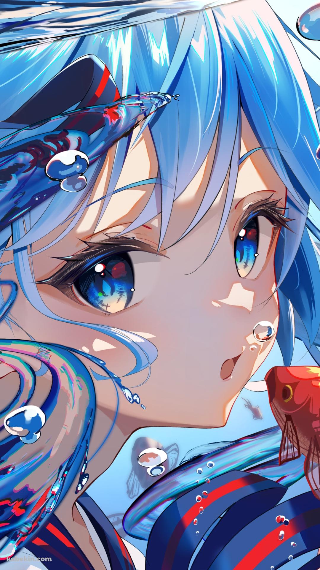 赤い金魚とこちらを見つめるボトルミク / 初音ミク / ボーカロイドのAndroidの壁紙(1080px x 1920px) スマホ用