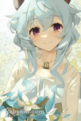 白い花を持つ甘雨 / 笑顔 / 原神のAndroidの壁紙(320px x 480px) スマホ用