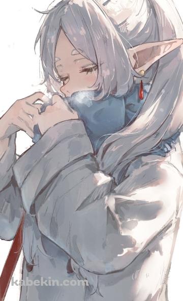 目を瞑りマフラーに息を吐くフリーレン / 葬送のフリーレンのAndroidの壁紙(360px x 592px) スマホ用