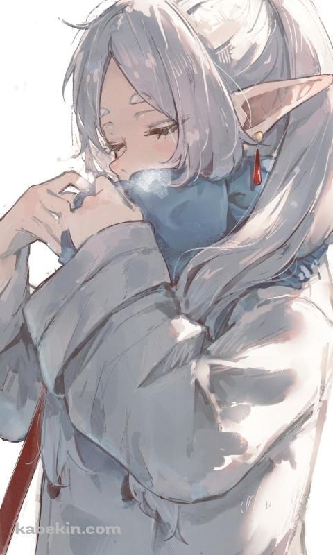 目を瞑りマフラーに息を吐くフリーレン / 葬送のフリーレンのAndroidの壁紙(480px x 800px) スマホ用