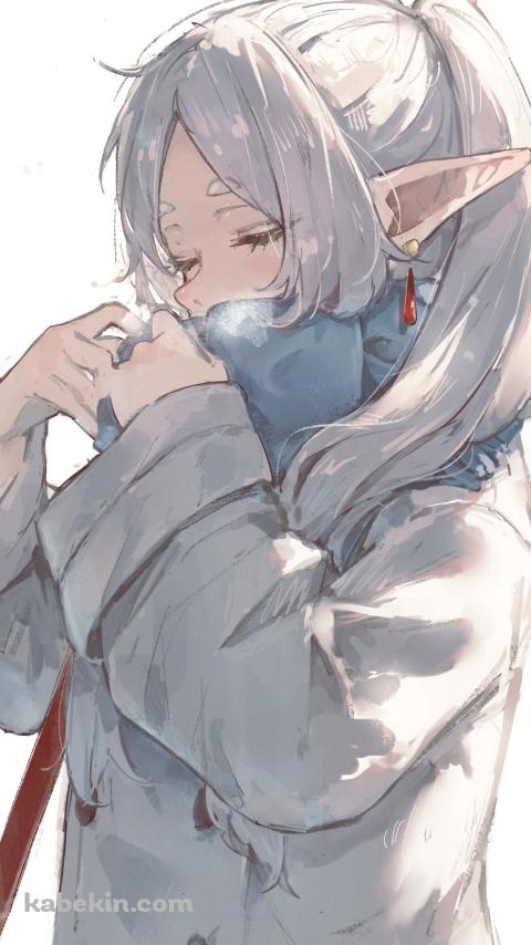 目を瞑りマフラーに息を吐くフリーレン / 葬送のフリーレンのAndroidの壁紙(480px x 854px) スマホ用