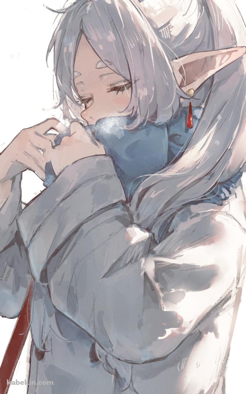 目を瞑りマフラーに息を吐くフリーレン / 葬送のフリーレンのAndroidの壁紙(800px x 1280px) スマホ用