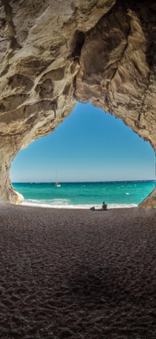 洞窟と砂浜と海のiPhone / スマホ壁紙