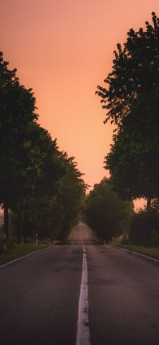 オレンジの空と道路と白線のiPhone / スマホ壁紙