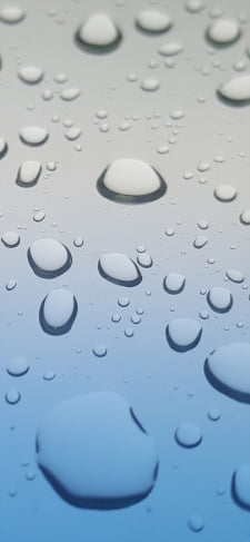 奥行のあるガラスと水滴のiPhone / スマホ壁紙