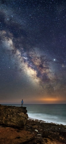 海岸と銀河と人のiPhone / スマホ壁紙