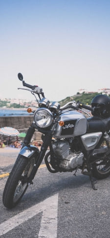 黒と銀のバイクのiPhone / スマホ壁紙