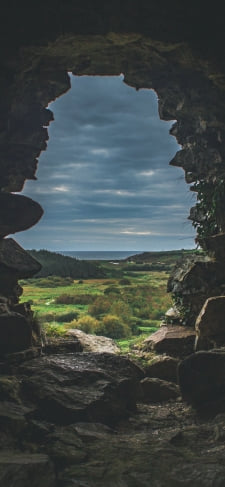 洞窟から見える綺麗な景色のiPhone / スマホ壁紙