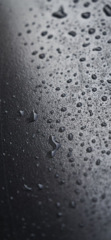 黒い金属 水滴のiPhone / スマホ壁紙