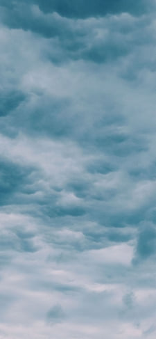 水色の空 白い雲のiPhone / スマホ壁紙