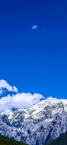 綺麗な青空 白い雲 白い山のiPhone用のスマホ壁紙