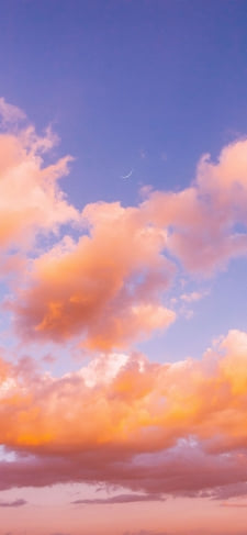 淡い白・オレンジの雲 三日月のiPhone / スマホ壁紙
