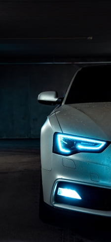 かっこい白い車 青のヘッドライトのiPhone / スマホ壁紙