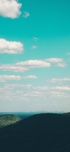 綺麗な青い空と海と山のiPhone / スマホ壁紙