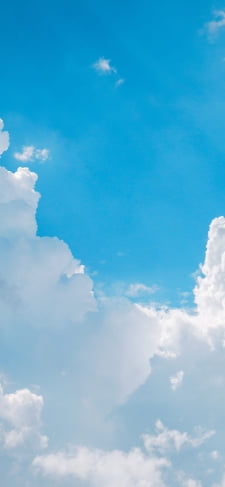 大きな白い雲と綺麗な水色の空のiPhone / スマホ壁紙