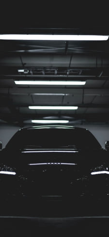 駐車場に停車したAudi R8のiPhone / スマホ壁紙