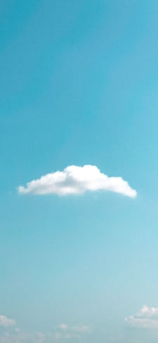淡い水色の空と白い雲 1つ 晴天のiPhone / スマホ壁紙