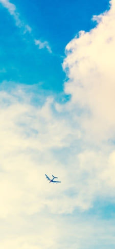 綺麗な夏空と飛行機 夏雲のiPhone / スマホ壁紙