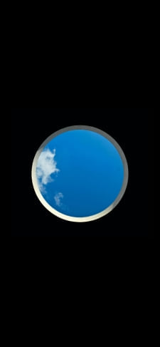 天窓から覗く青空のiPhone / スマホ壁紙