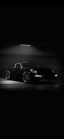 駐車しているかっこいい黒いスポーツカーのiPhone / スマホ壁紙