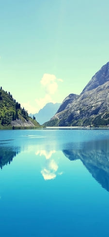 澄んだ青空と緑残る岩山と綺麗な湖のiPhone / スマホ壁紙