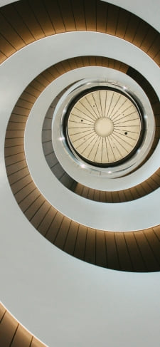 見下ろす螺旋階段のiPhone / スマホ壁紙