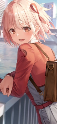 手摺にもたれてこちらを見る可愛い錦木千束（にしきぎ ちさと） / 海 / 白い鳥 / 茶色い鞄 / リコリス・リコイルのiPhone / スマホ壁紙