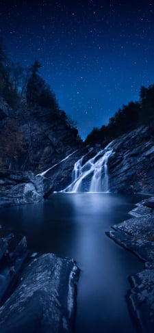 綺麗な滝と星空 絶景のiPhone / スマホ壁紙