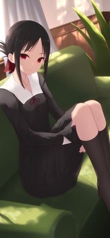 緑のソファーの上で両足を抱える四宮かぐや / かぐや様は告らせたい～天才たちの恋愛頭脳戦～のiPhone / スマホ壁紙