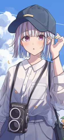 首からカメラを下げた黒い帽子を被った可愛いリゼ・ヘルエスタ / 向日葵の花 / 夏空 / 入道雲 / にじさんじ / バーチャルYouTuber / VtuberのiPhone / スマホ壁紙