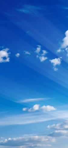 光り射す綺麗な夏空 / まばらな白い雲のiPhone / スマホ壁紙