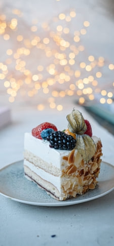 お皿に乗った白いケーキ / 苺 / ブルーベリーのiPhone / スマホ壁紙