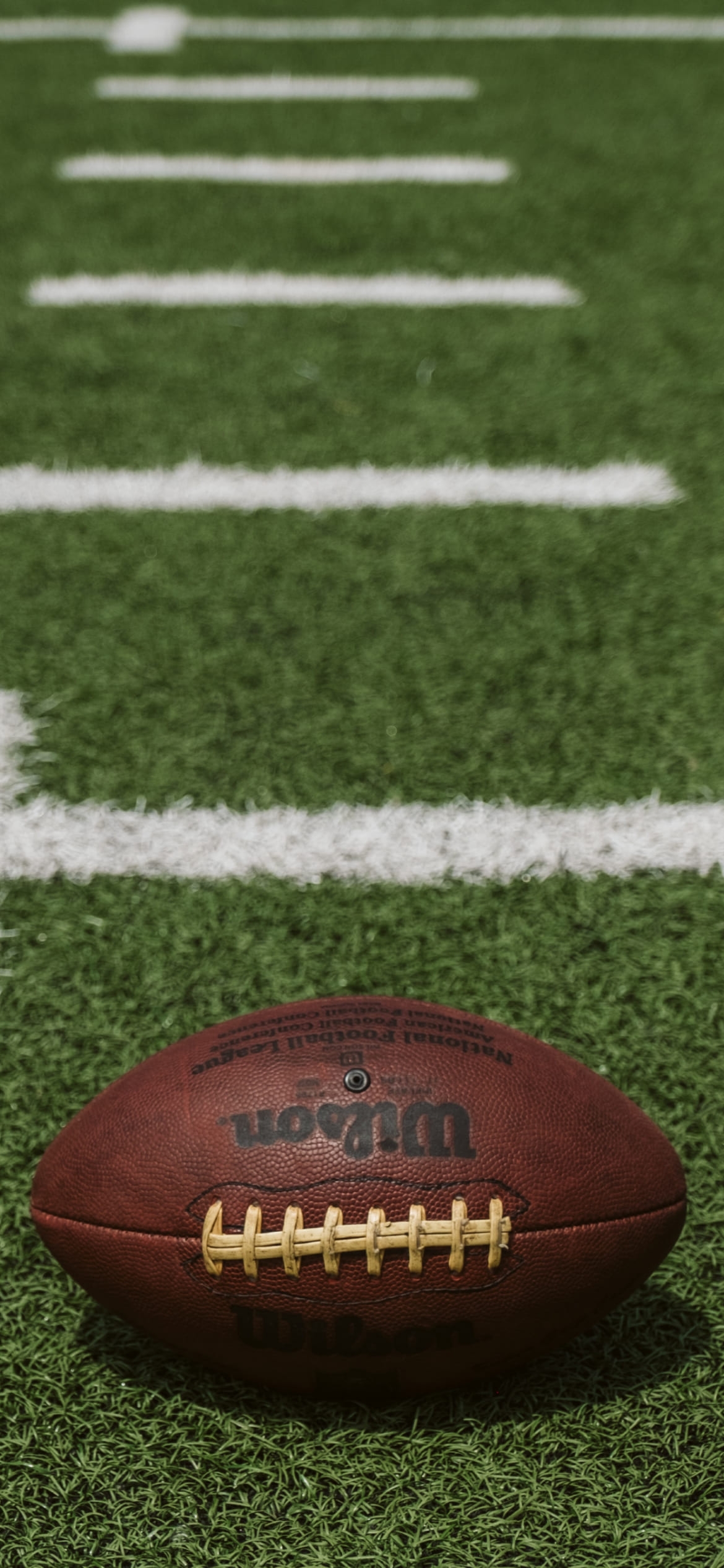 Wilson アメフトのボールの1170 x 2532 / スマホ壁紙