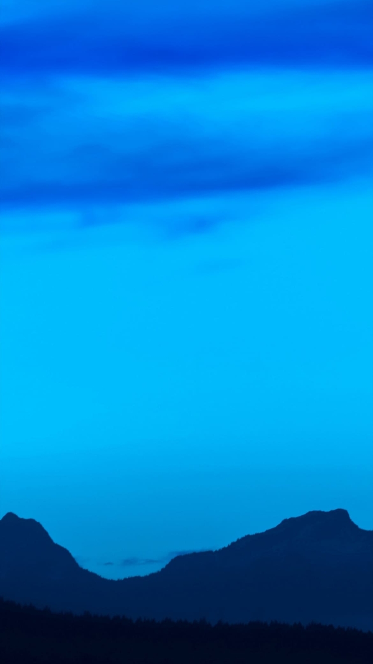 青い空と雲と山の750 x 1334 / スマホ壁紙
